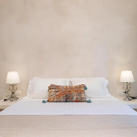 Thousand Stars Suites&rooms Kamari (Santorini)